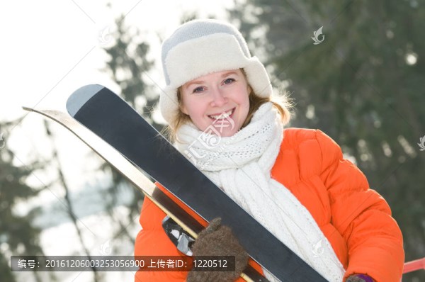 女孩在冬季服裝和滑雪