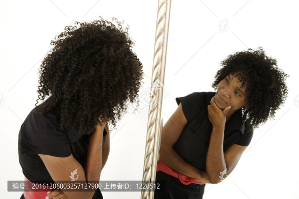 女士看著自己在鏡子與困惑的表情