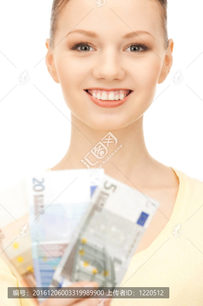 可愛的女人用歐元現(xiàn)金