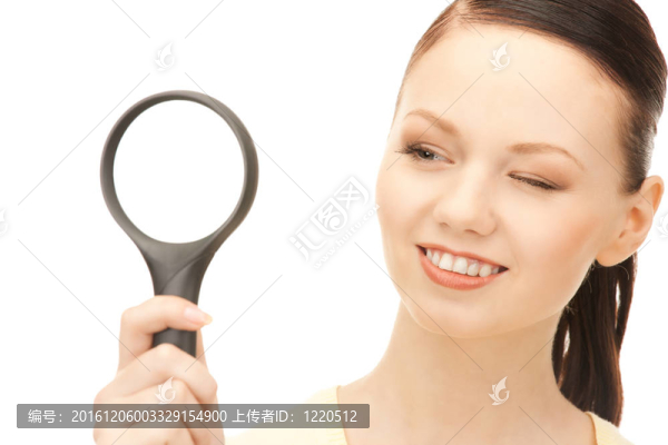 放大鏡的女人