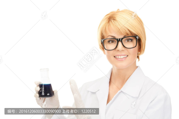 實(shí)驗(yàn)室工人舉起試管