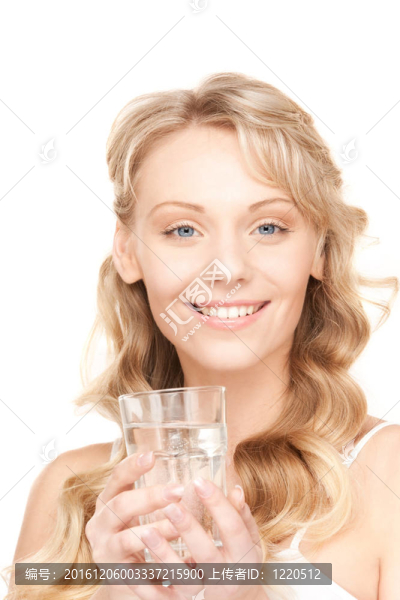 美麗女人帶著一杯水