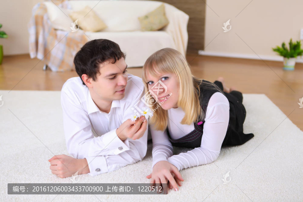 年輕夫婦在家