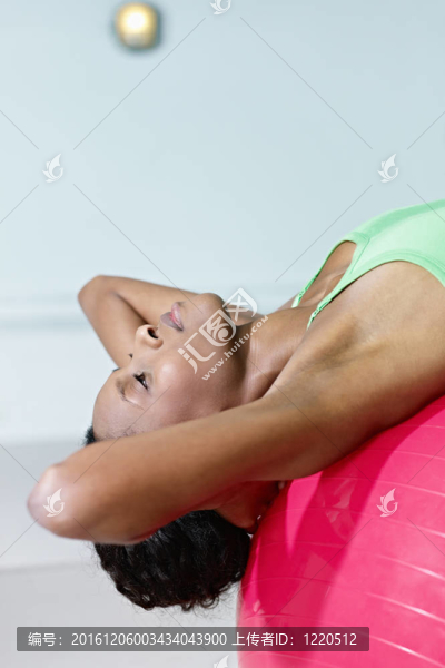 非洲婦女在健身房做仰臥起坐