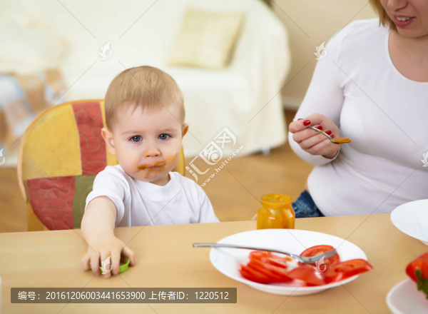 小男孩吃飯