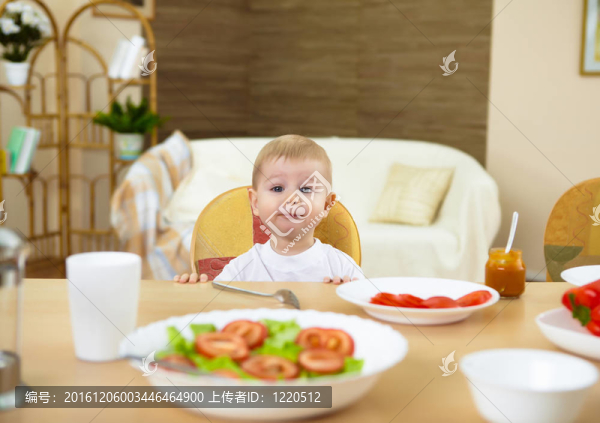 小男孩吃飯