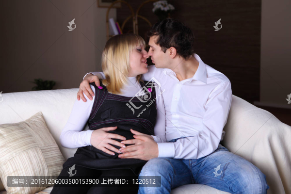 懷孕妻子和丈夫在家