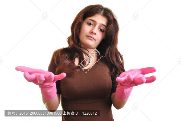 一個戴著粉色廚房手套的年輕女人