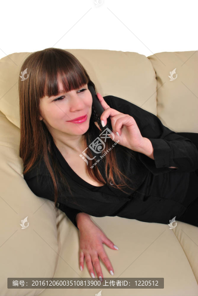 年輕女人正在打電話