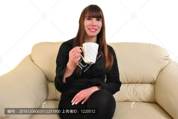 一個(gè)年輕女人喝熱咖啡