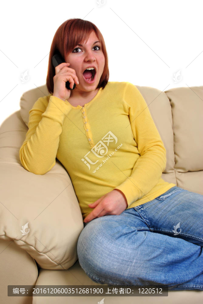 年輕女人正在打電話