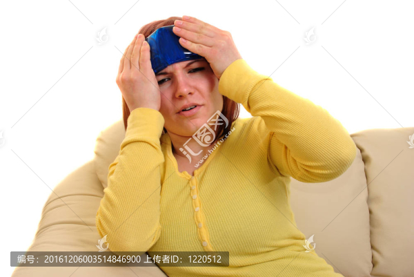 一個年輕的女人，有一個痛苦的頭痛