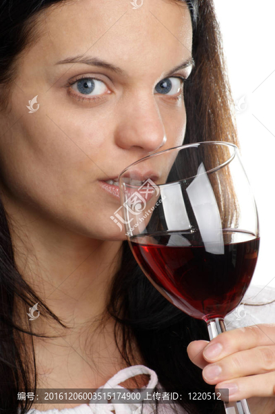 一個年輕女人喝著自制的酒