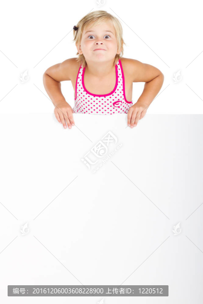 可愛的小女孩背后白板