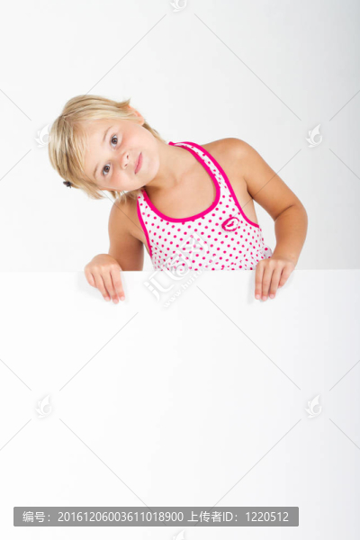 快樂的小女孩與白板