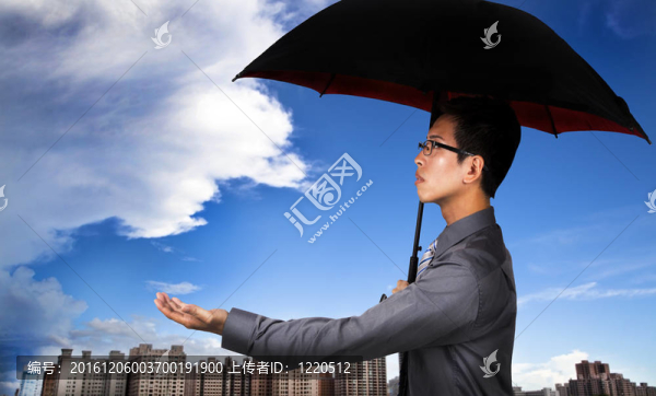帶傘和天氣觀測的保險代理人