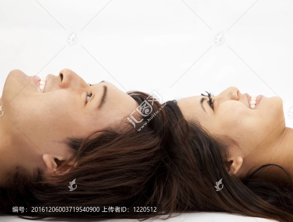 快樂亞洲夫婦鋪設(shè)在一起