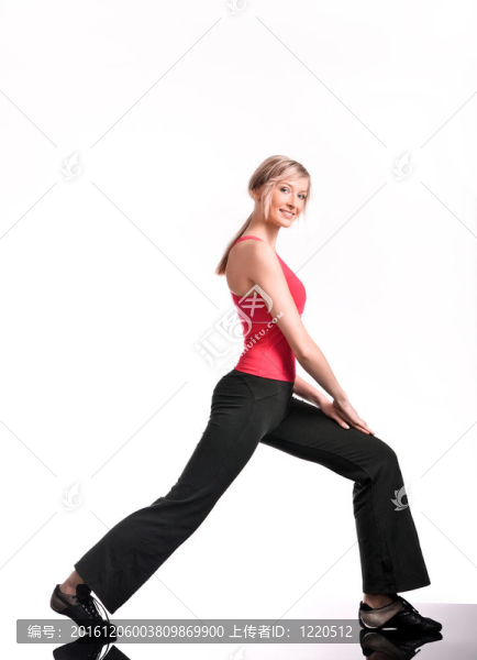 年輕女子做健身運動