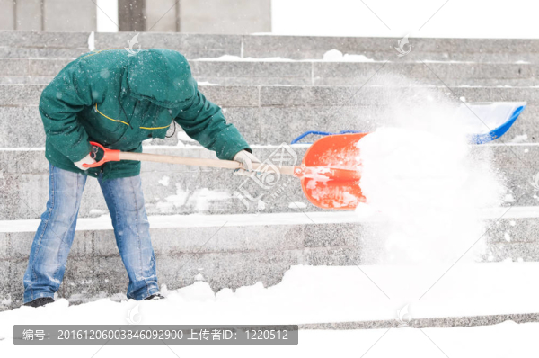 鏟雪的人