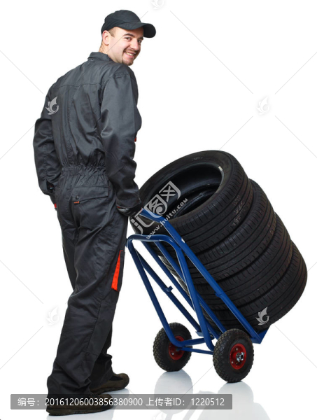 手工工人用手推車