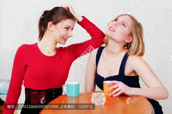 女孩在咖啡上聊天