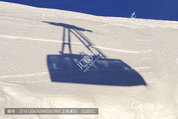 纜車在冬天在意大利阿爾卑斯山脈運(yùn)輸滑雪者
