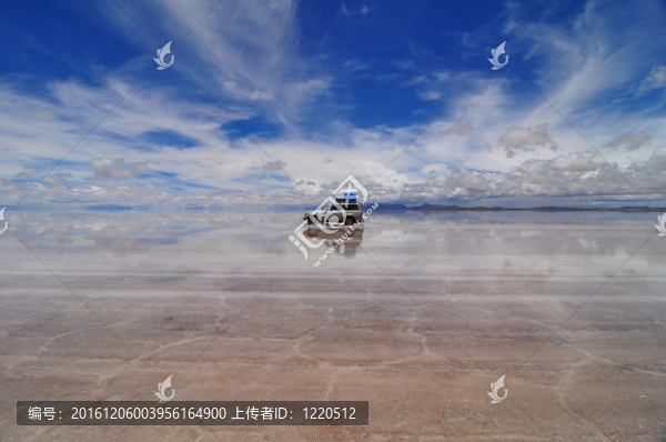 反映在淹沒烏尤尼鹽湖鹽灘的吉普車