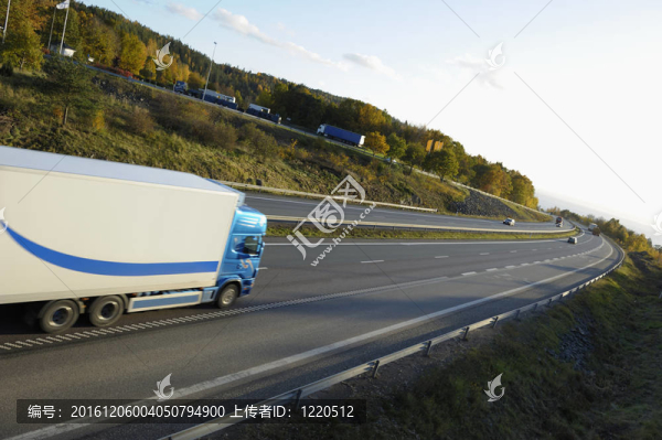 在風景高速公路上行駛的卡車