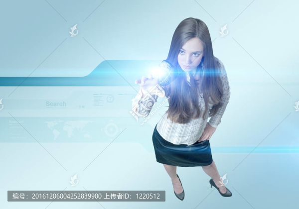 年輕漂亮的女士使用高科技