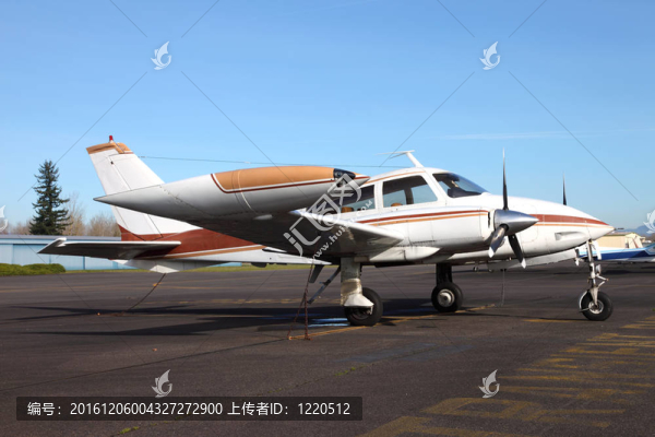 雙螺旋槳飛機(jī)。