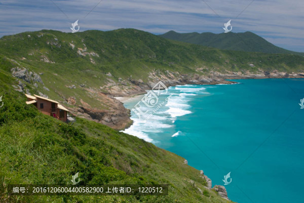 在Arraial一個(gè)水晶綠松石海旁邊的房子做Cabo；里約熱內(nèi)盧；巴西