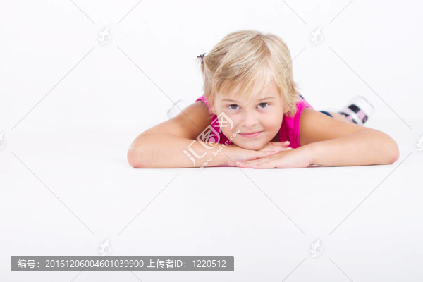 可愛的小女孩躺在地板上