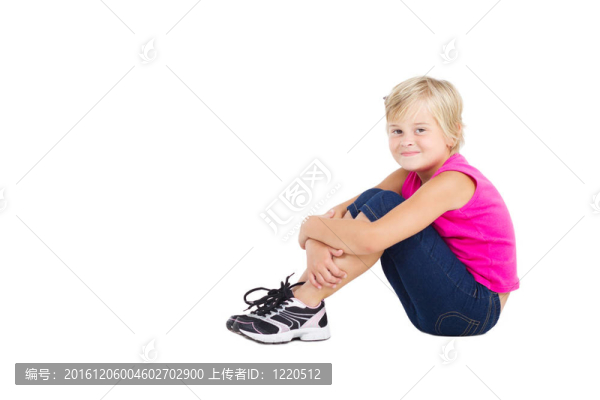 可愛的小女孩坐在地板上