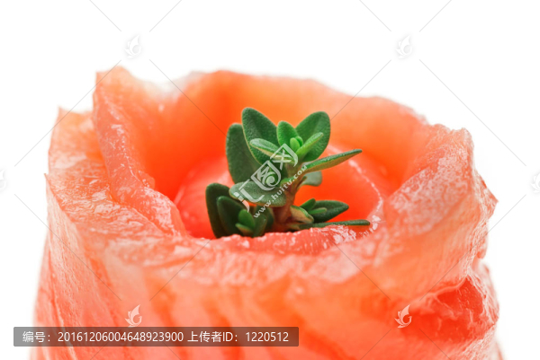 紅色的三文魚卷和百里香小枝