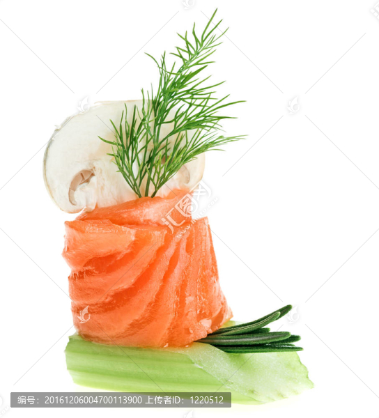 優(yōu)雅或鮭魚卷；芹菜；蒔蘿小枝和木耳