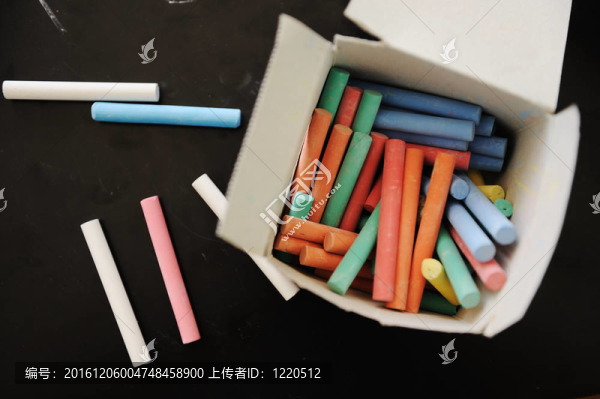 不同顏色的粉筆在黑板上