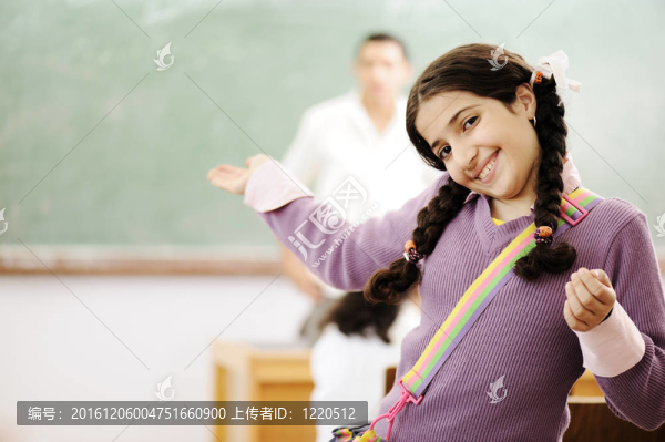 歡迎來到我的學(xué)校：可愛的女生在課堂和教師在她的微笑