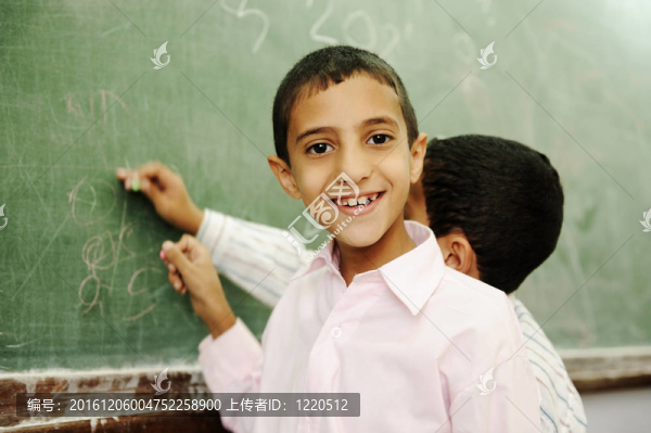 男孩在學校里畫畫和寫字