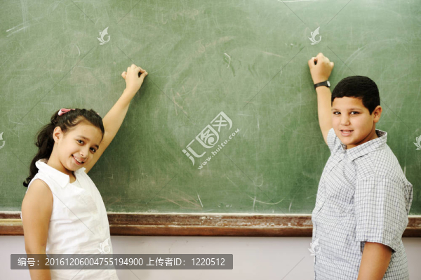 學(xué)校前面的男孩和女孩