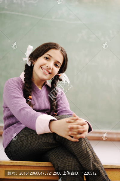 可愛(ài)的女生坐在教室課桌