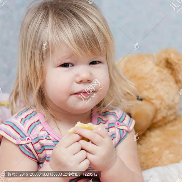帶著一塊蘋果的嬰兒
