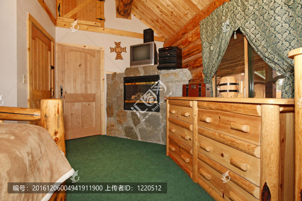 臥室與壁爐和木門
