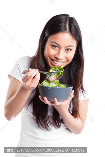 亞洲婦女吃沙拉