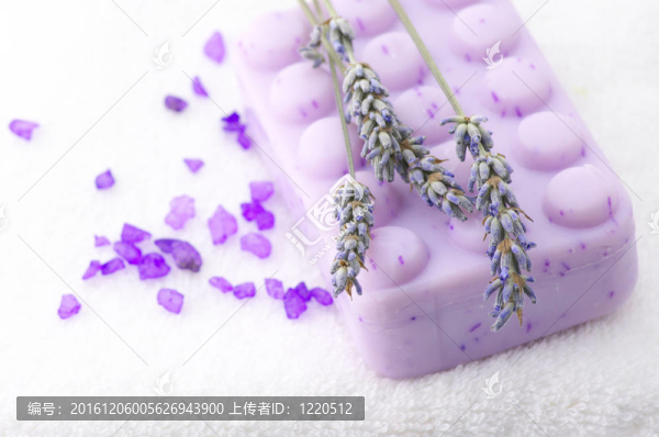 肥皂；沐浴鹽和薰衣草
