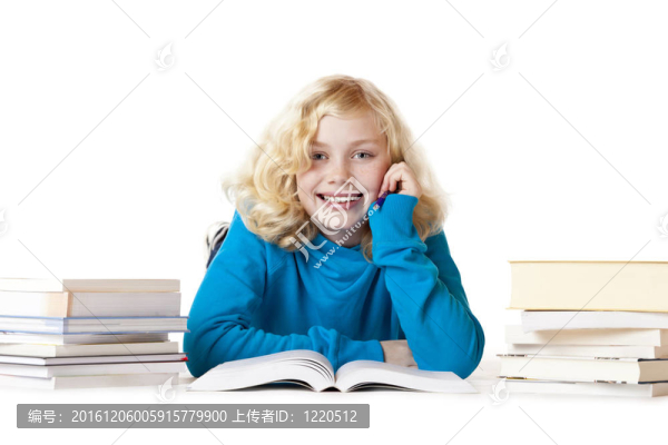 快樂女生躺在地板上做作業(yè)