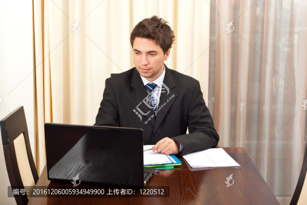 年輕商人工作