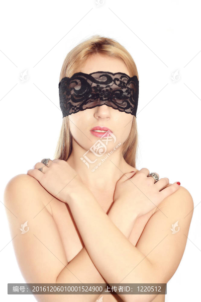 在黑紗的金發(fā)女郎