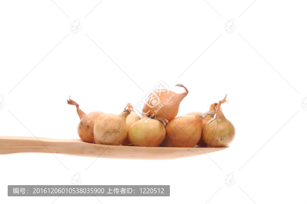 在白色背景上的木質(zhì)湯匙上的洋蔥