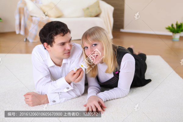 年輕夫婦在家