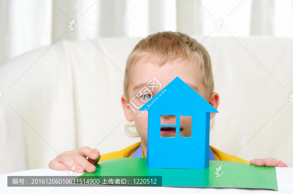 一個男孩在工作室玩房子